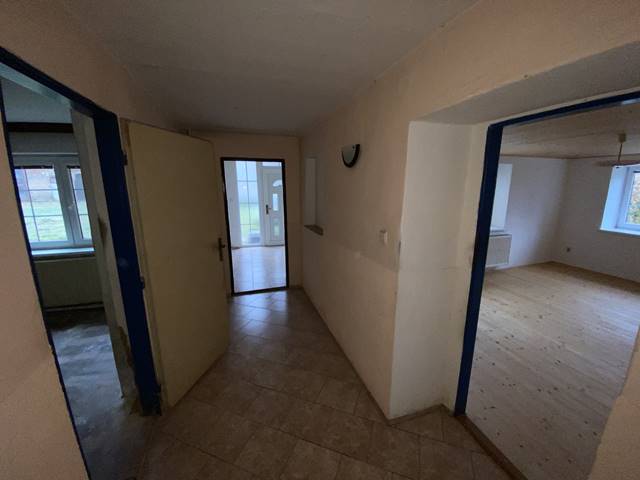 Chodba v přízemí. Omítky zde vyžadují rekonstrukci.