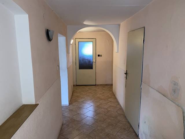 Chodba v přízemí. Omítky zde vyžadují rekonstrukci.