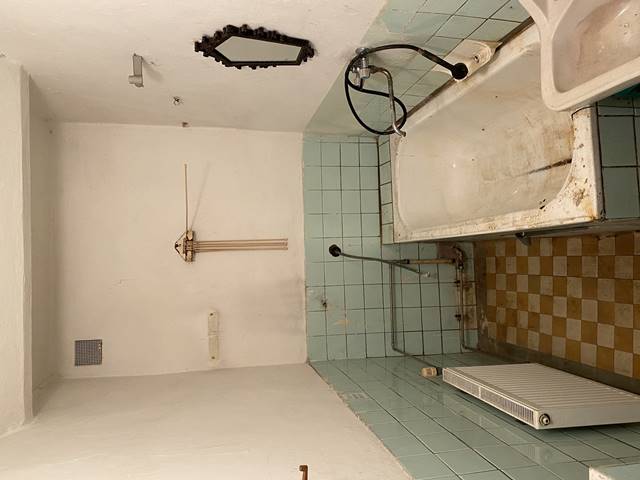 Koupelna v přízemí určená k rekonstrukci.