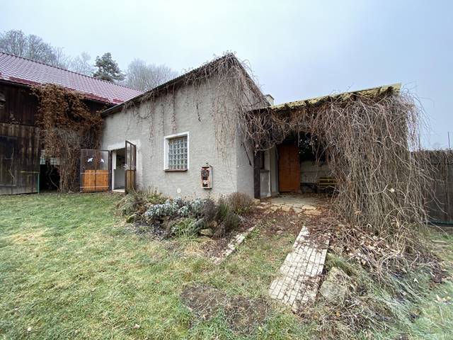 Garáže spojené se stodolou.