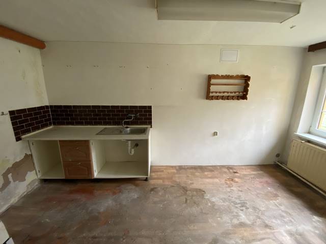 Kuchyně v přízemí určená k rekonstrukci.