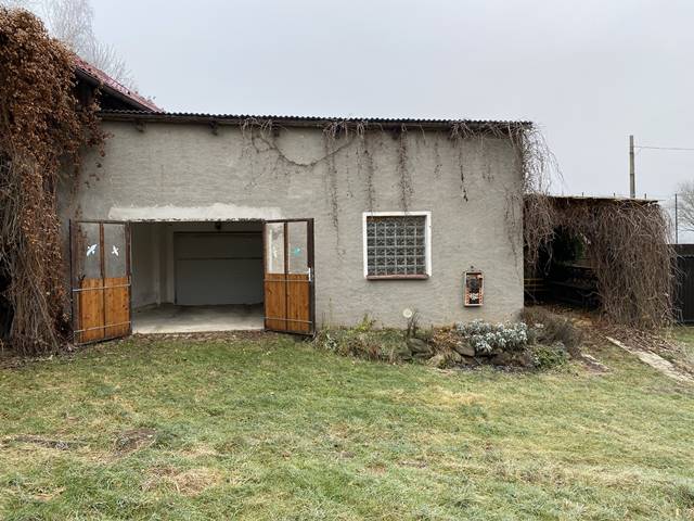 Průjezdná dvojgaráž z vnitřní strany zahrady.