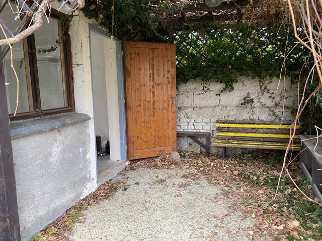 Třetí kryté stání navazující na garáže.