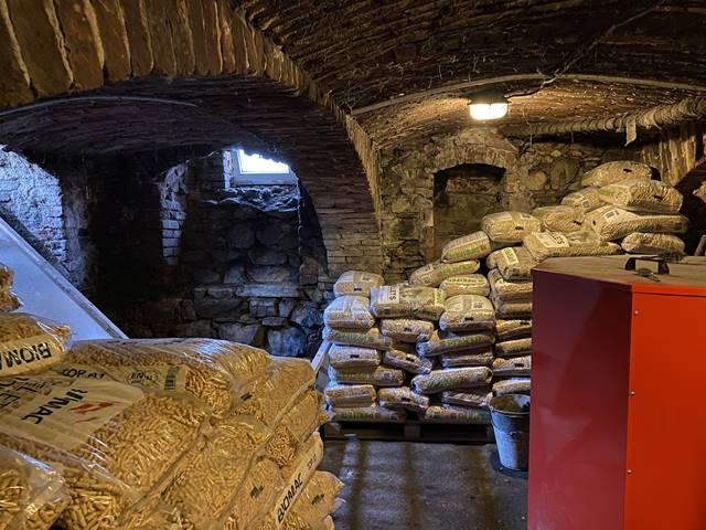 Sklep s kotlem a zásobníkem nabízí velký prostor pro uskladnění pelet.