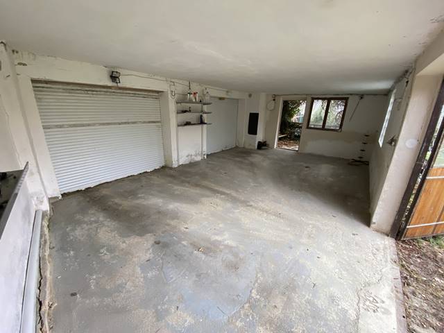 Dvojgaráž s automatickými vraty.