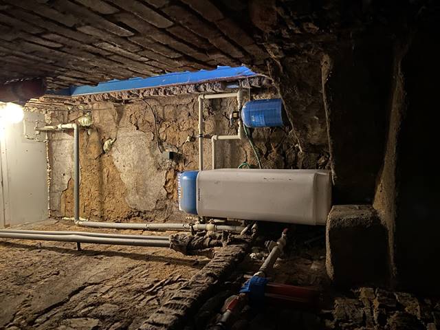 Úpravna vody ve sklepě.