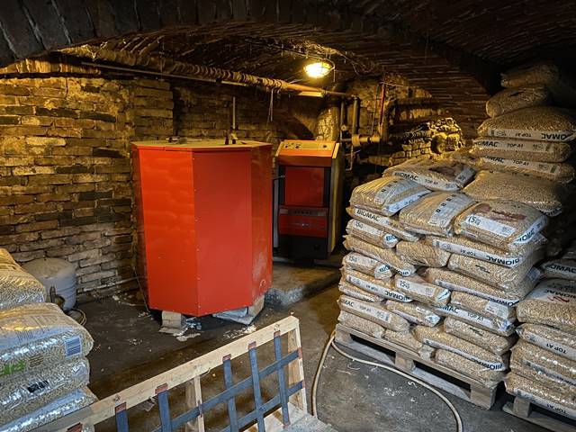 Sklep s kotlem a zásobníkem nabízí velký prostor pro uskladnění pelet.