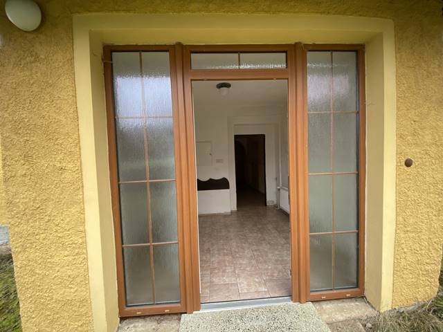 Hlavní vstupní dveře.