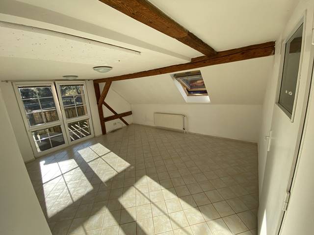 Prostorný pokoj s jihozápadní orientací s balkonovými dveřmi vedoucími na terasu.