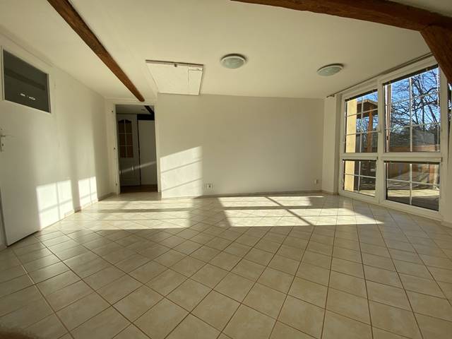 Prostorný pokoj s jihozápadní orientací s balkonovými dveřmi vedoucími na terasu.