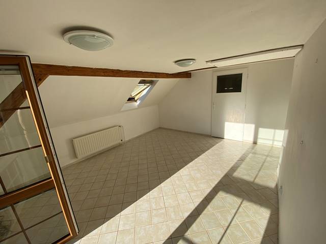 Prostorný pokoj s jihozápadní orientací s balkonovými dveřmi vedoucími na terasu.