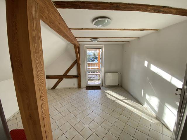 Pokoj v podkroví s jižními dveřmi vedoucími na terasu.