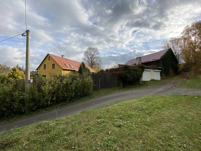 Celkový pohled na dům, garáž a stodolu.